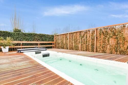 Great Holiday Home At The Efteling With A Heated Swimming Pool And Jacuzzi In On Kaatsheuvel Netherlands Kaatsheuvel Hotel Discounts Hotels Com