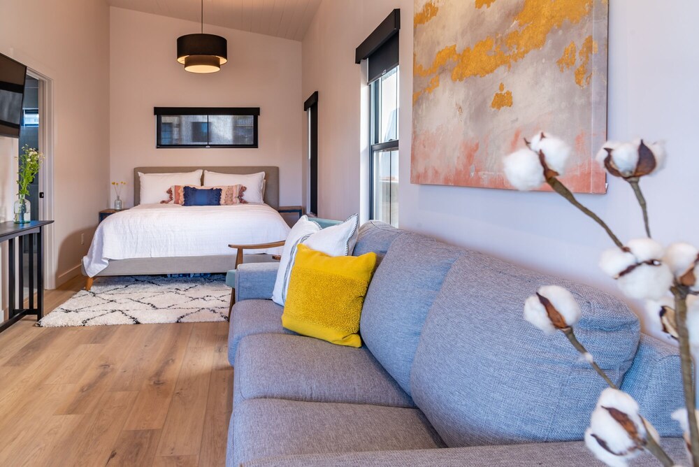 brand new luxury cottage suites with outdoor amenities, minutes