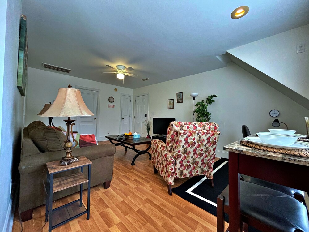 Book Downtown Greensboro Apartments In Greensboro Hotels Com