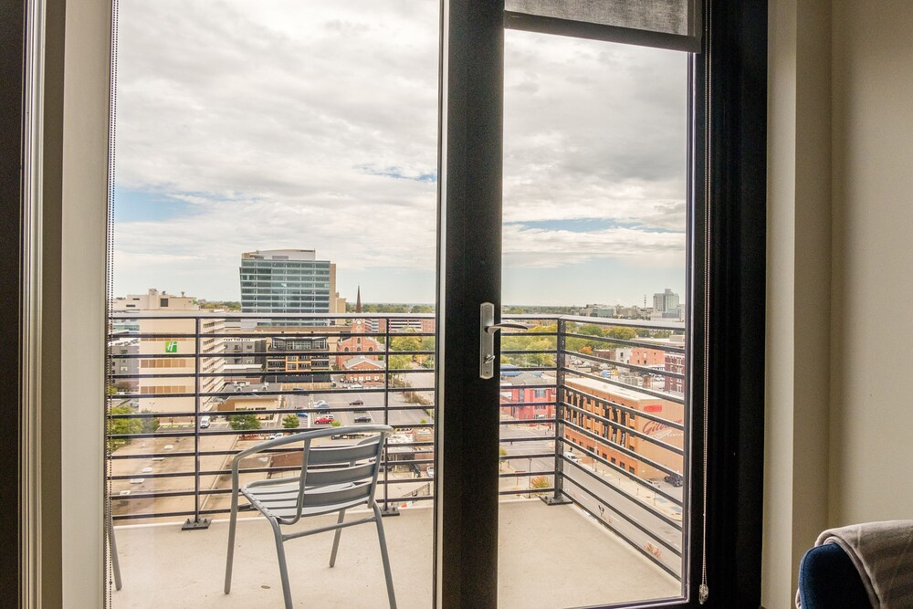 Book Frontdesk 80 On The Commons Downtown Columbus Apts In Columbus Hotels Com