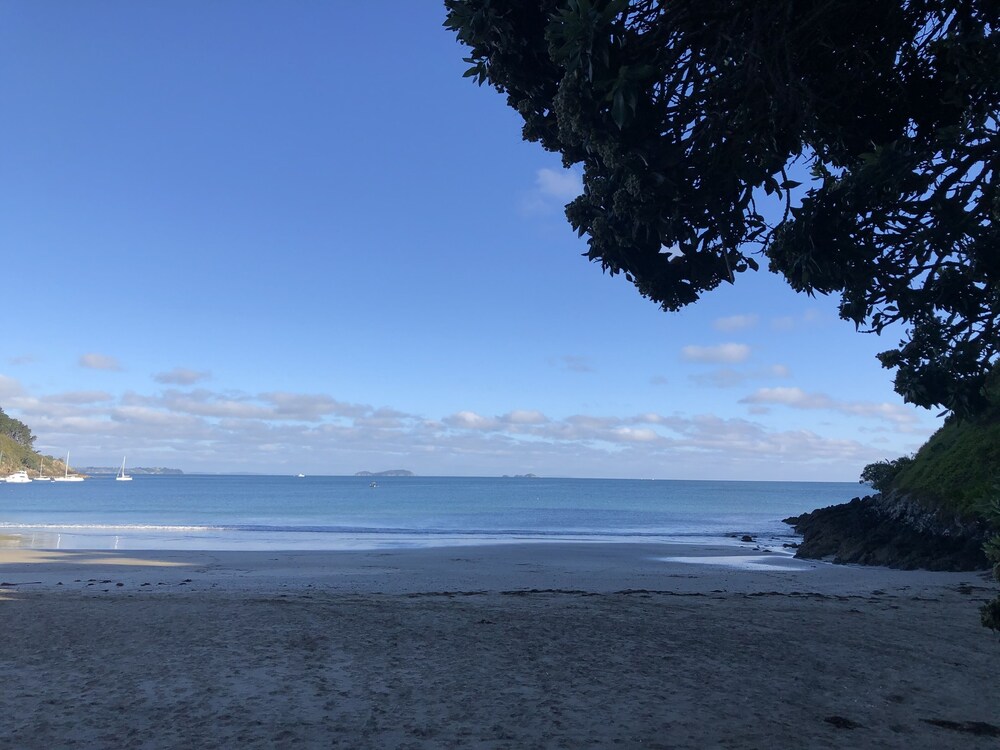 palm beach sea views with a touch of luxury awaits, free wifi &