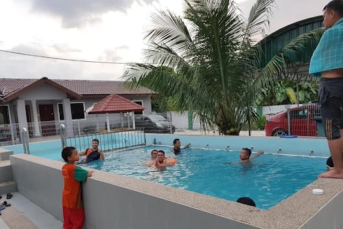 Mri Homestay Sg Buloh 3 Br House On First Floor With Centralised Pool Sungai Buloh Updated Price Reviews Hd Photos Hotels Com