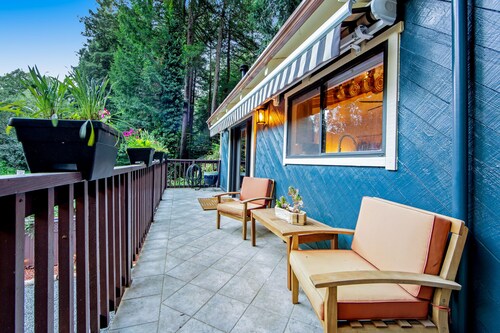 dreamy dwelling in the trees w/ fern garden, creek & private