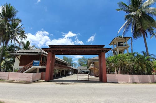 Book Oyo 90278 Redzwan S Beach Resort In Bachok Hotels Com Book Oyo 90278 Redzwan S Beach Resort In Bachok Hotels Com