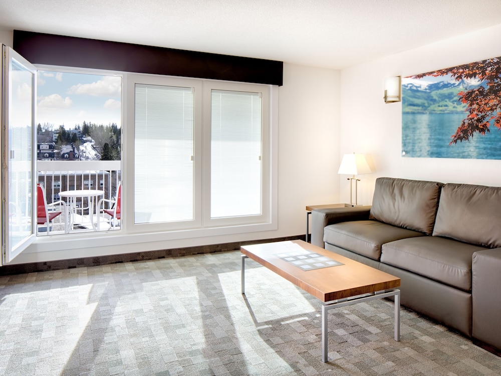Hotel Elan Calgary Canada Accommodation S Hotel Elan Calgary Executive Suite 1 King Bed With Sofa Living