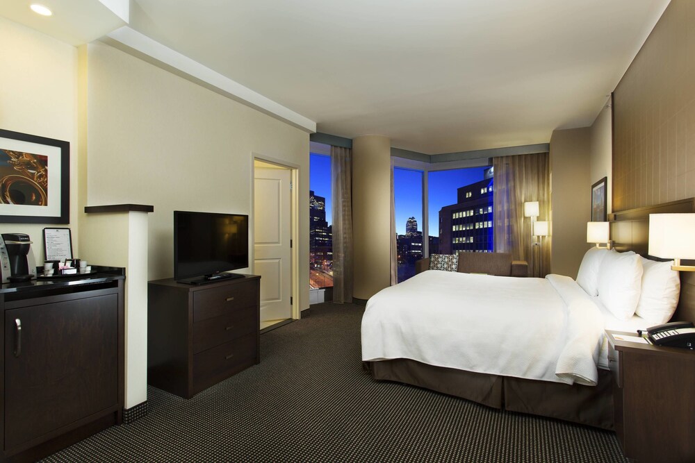 Courtyard By Marriott Montreal Downtown Info Photos Courtyard By Marriott Montreal Downtown Standard Room 1 King Bed Guest