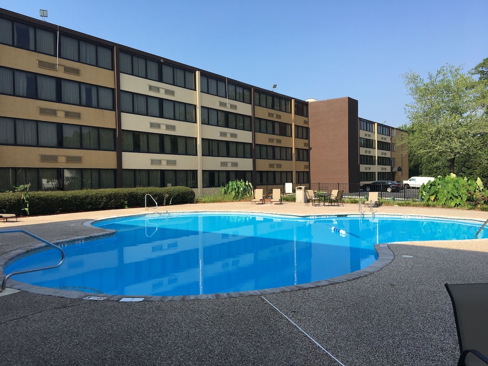 Book Clarion Hotel Airport Conference Center In Charlotte Hotels Clarion Hotel Airport Conference Center Charlotte Outdoor Pool