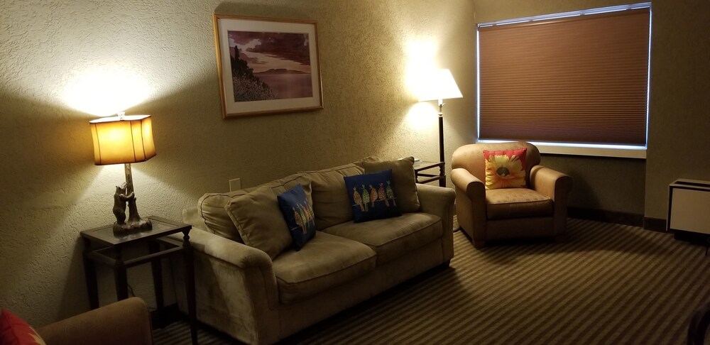 Aviator Hotel Anchorage Anchorage Hotels Com [ 333 x 500 Pixel ]