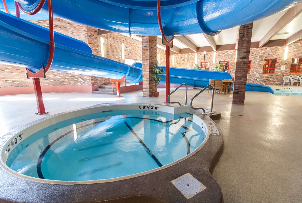 Bcminns Lloydminster In Book On Hotels Bcminns Lloydminster Indoor Spa Tub