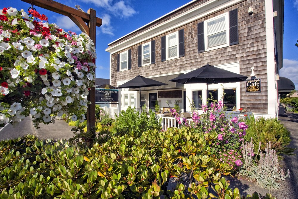Book Cannon Beach Hotel In Hotels Cannon Beach Hotel