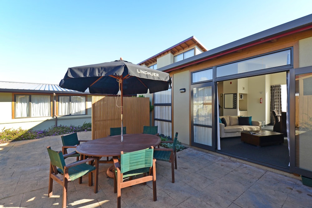 totara lodge, upper hutt, studio, 1 queen bed, terrace/patio