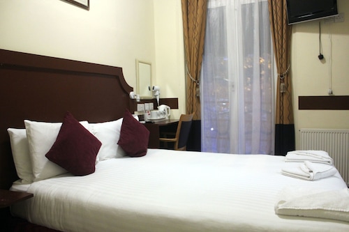 Book Victoria Station Hotel In London Hotels Com