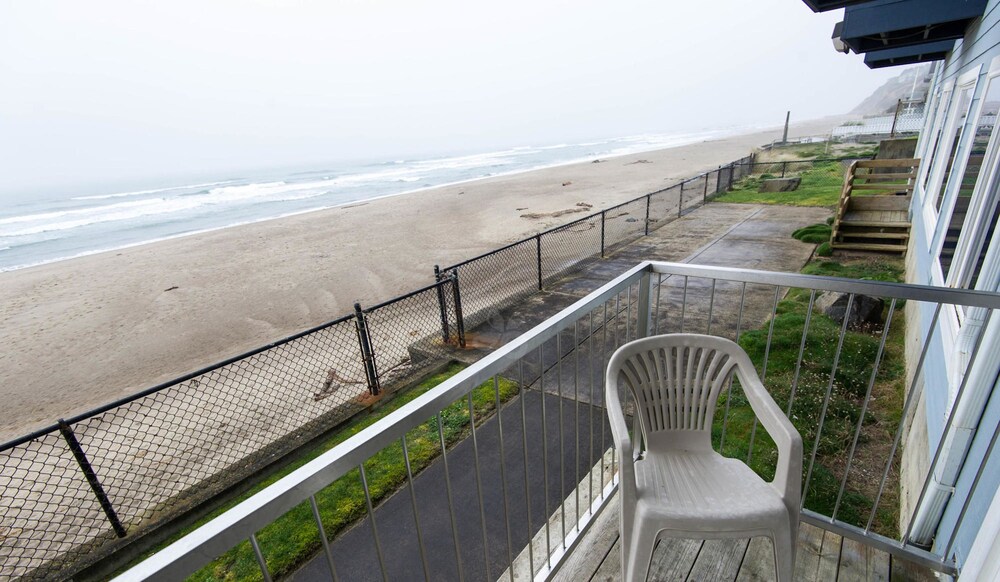 Book Sandcastle Beachfront Motel In Lincoln City Hotels Com