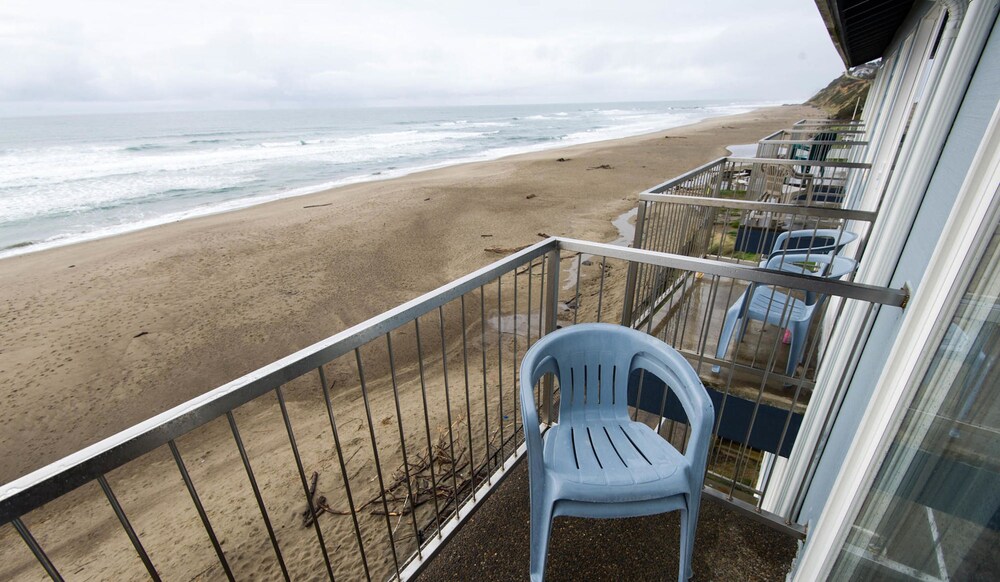 Book Sandcastle Beachfront Motel In Lincoln City Hotels Com