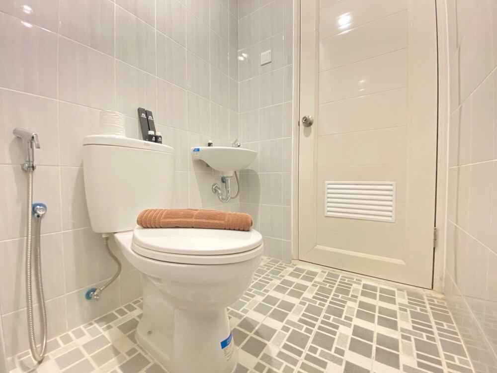 コンフォータブル スタジオ セミ アパートメント アット ザ ロッジ パスカル ニア ビヌス ユニバーシティ バンドゥン の宿泊予約 ホテルズドットコム