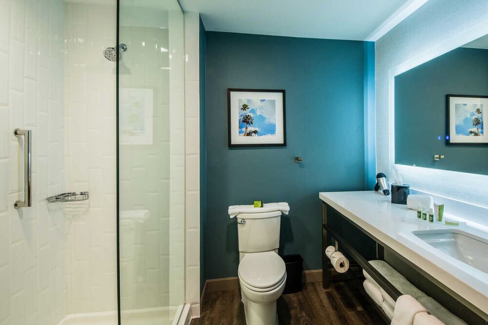 Book Cambria Hotel Calabasas Malibu in Calabasas