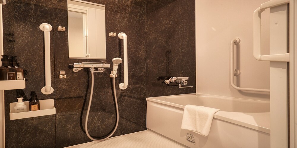 【THE GRAND HOTEL GINOWAN】ユニバーサルルーム（２名定員・24平米）のバスルーム