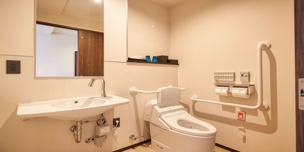 【THE GRAND HOTEL GINOWAN】ユニバーサルルーム（２名定員・24平米）のトイレ