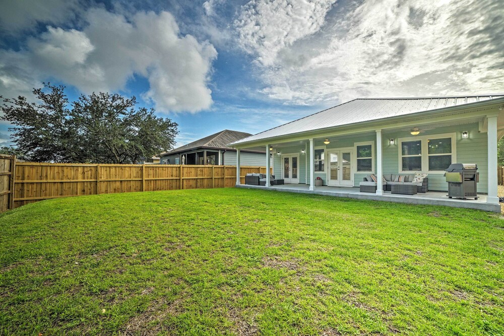 new! west end home w/ yard: 0.4 mi to beach access