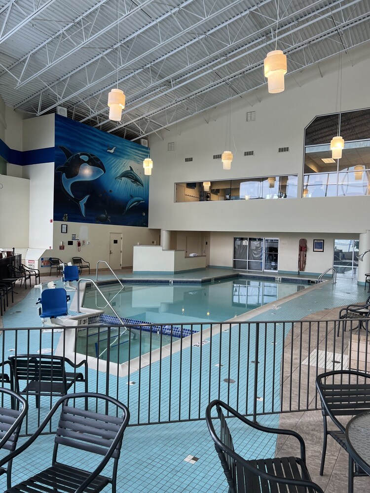 hotels in flint mi with indoor pool