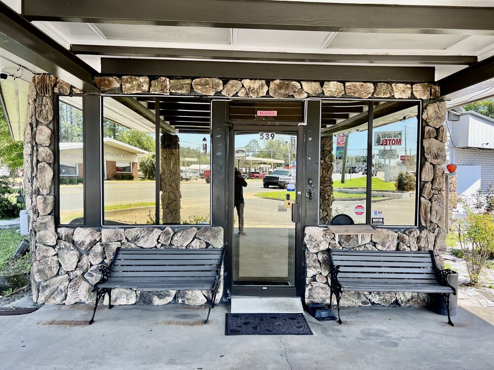 PINE LODGE MOTEL, Baxley Info, Photos, Reviews Book at