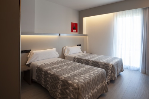 Prenota Hotel Tramuntana A La Jonquera Hotels Com