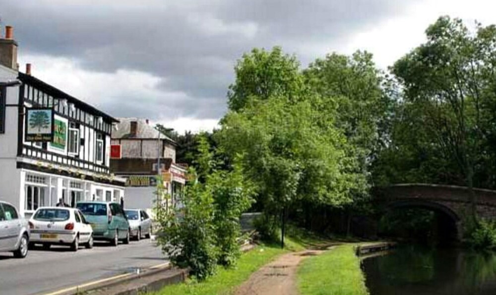 Book Oyo Old Oak Tree Inn In Southall Hotels Com