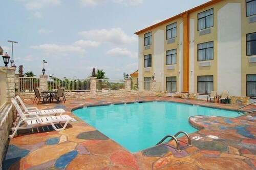 hotels in buda tx with indoor pool
