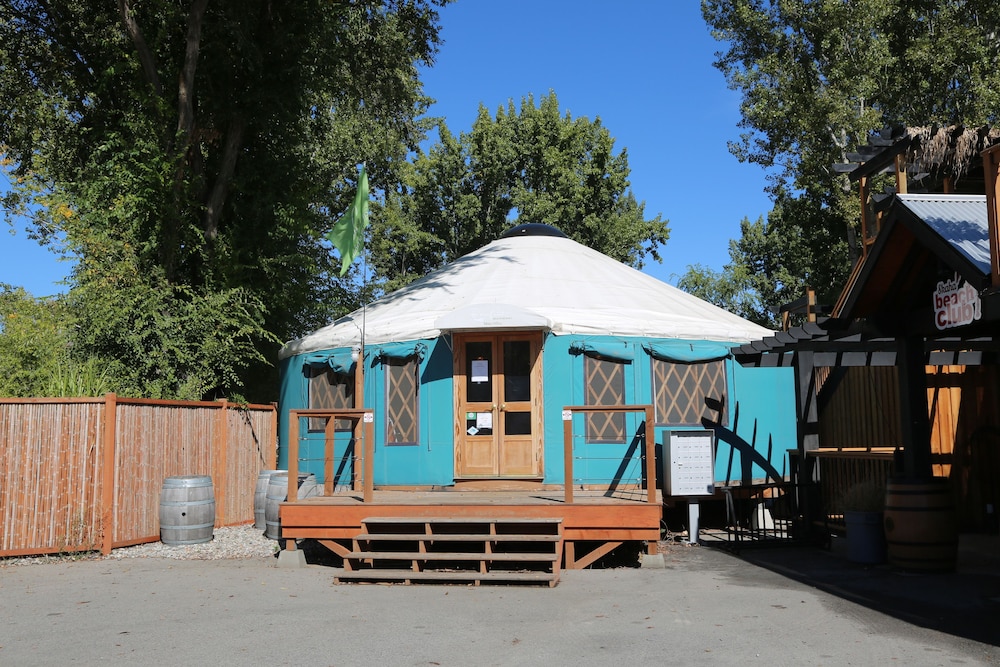 Book Barefoot Beach Resort In Penticton Hotels Barefoot Beach Resort Penticton Concierge Desk