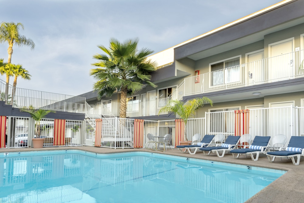 Book The Sherman Hotel In Oaks Hotels The Sherman Hotel Oaks Outdoor Pool
