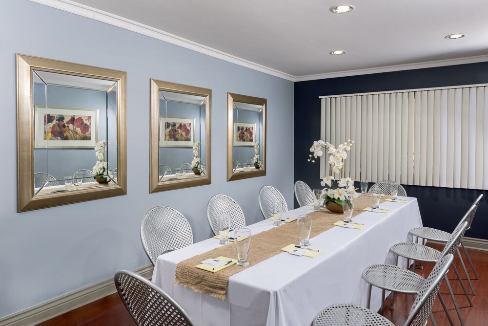 Book The Sherman Hotel In Sherman Oaks Hotelscom