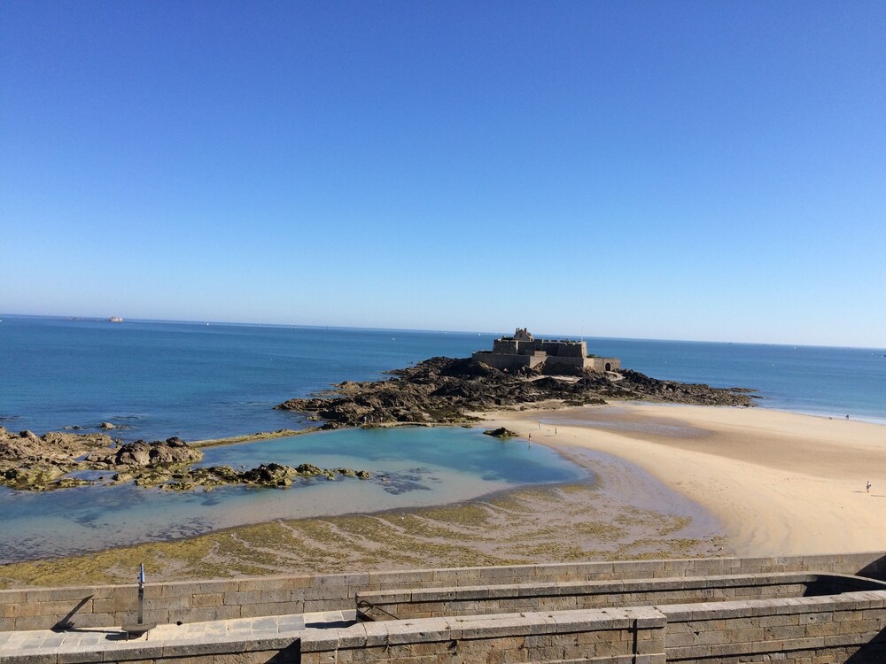 ホテル フランセ シャトーブリアン サン マロ の宿泊予約 ホテルズドットコム