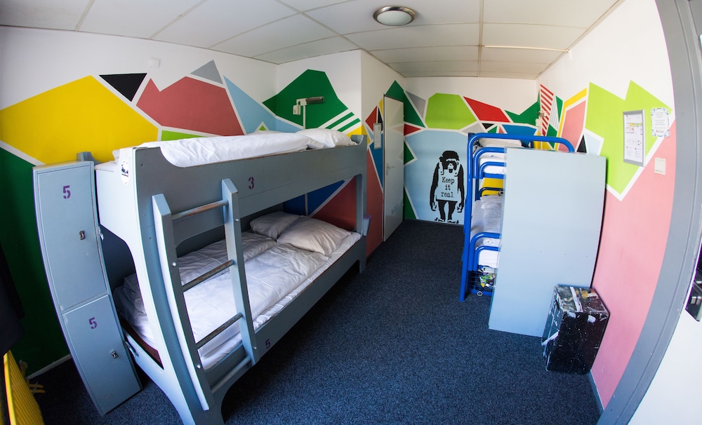 Book The Flying Pig Downtown Youth Hostel In Amsterdam Hotels Com The Flying Pig Downtown Youth Hostel Amsterdam Shared Dormitory Bathroom 6