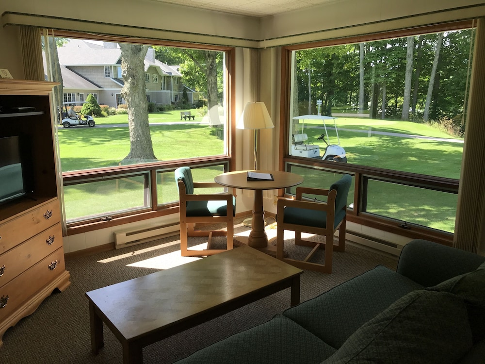 Book Maxwelton Braes Lodge And Golf Course In Baileys Harbor Maxwelton Braes Lodge And Golf Course Baileys Harbor Clic Room Living