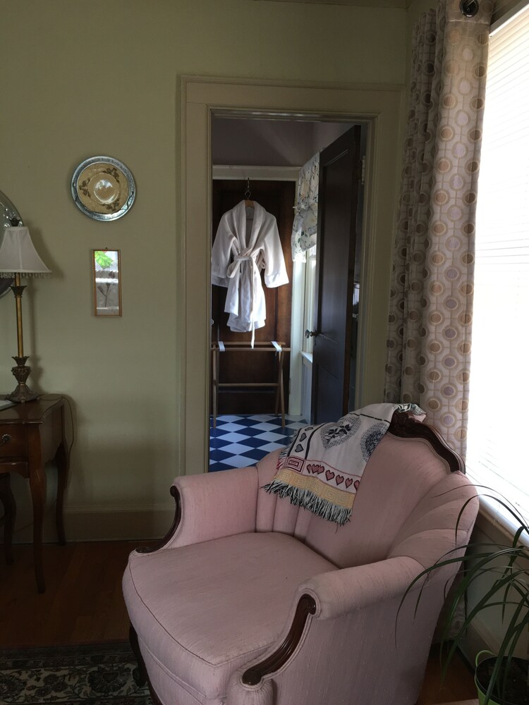 Book Barrington Manor Bed and Breakfast in Syracuse