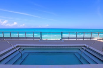 Picture of Pelican Stay Furnished Apartments in Monte Carlo Miami Beach in Miami Beach
