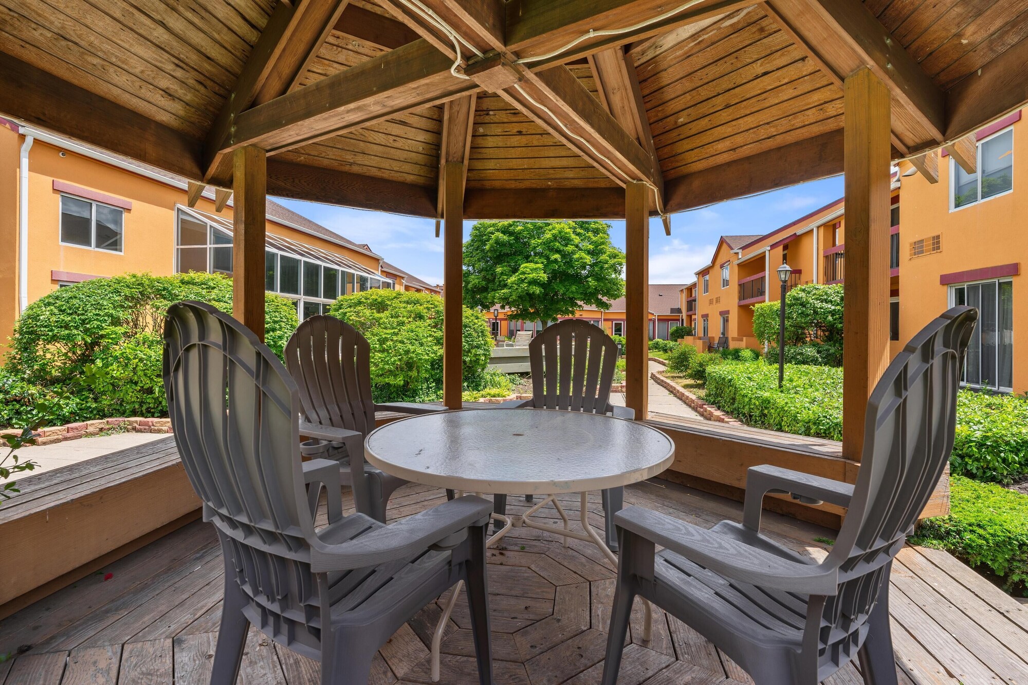 Chicago Club Inn & Suites