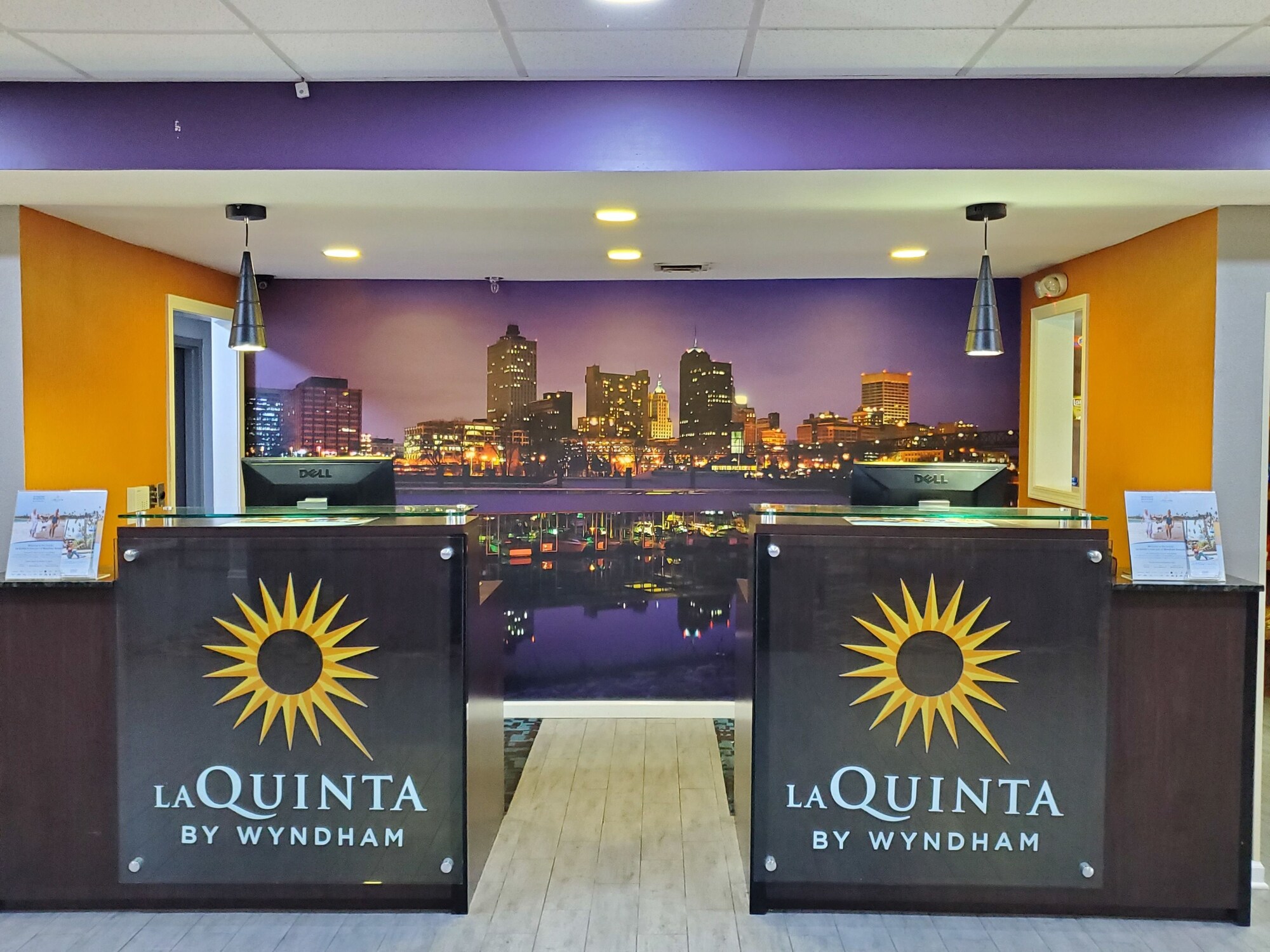 La Quinta Inn & Suites by Wyndham Memphis Airport Graceland