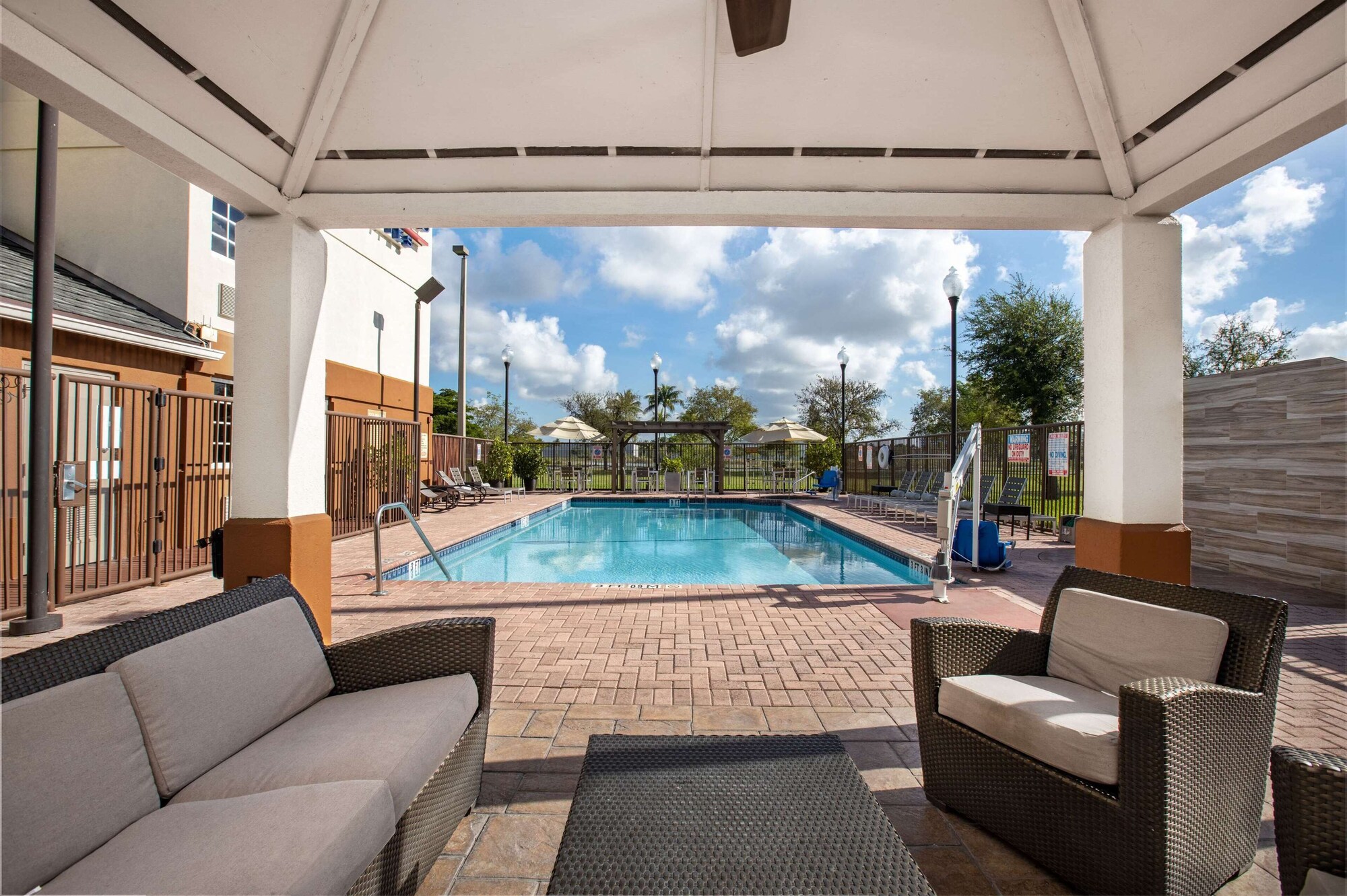 Sonesta Simply Suites Miami Airport Doral