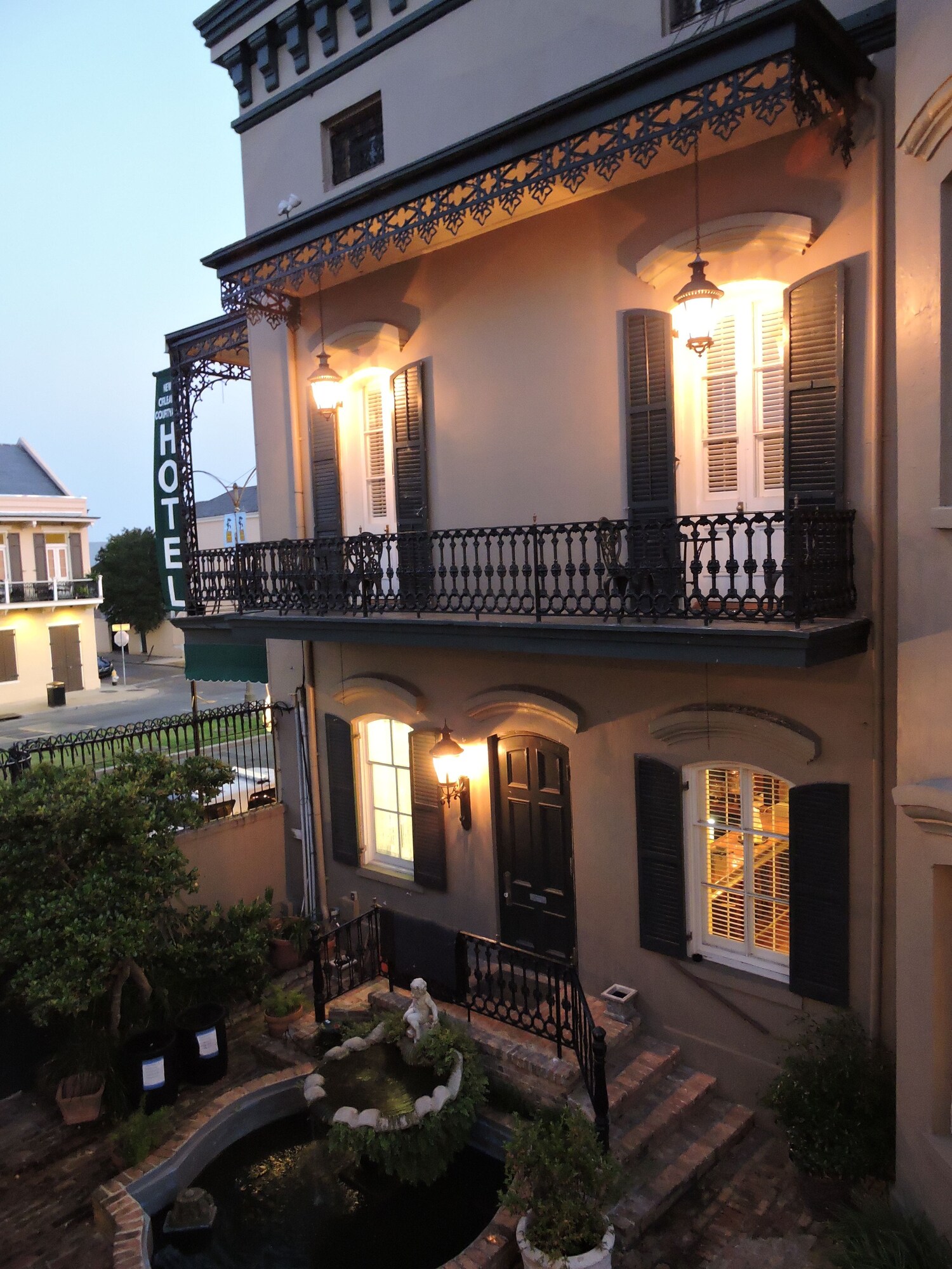 New Orleans Courtyard Hotel and Suites by the French Quarter