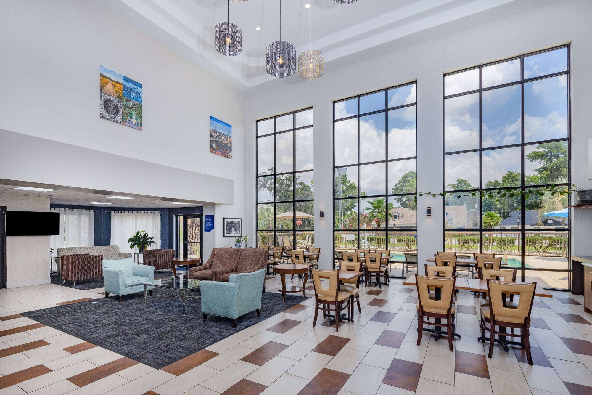 Days Inn & Suites by Wyndham Savannah Midtown