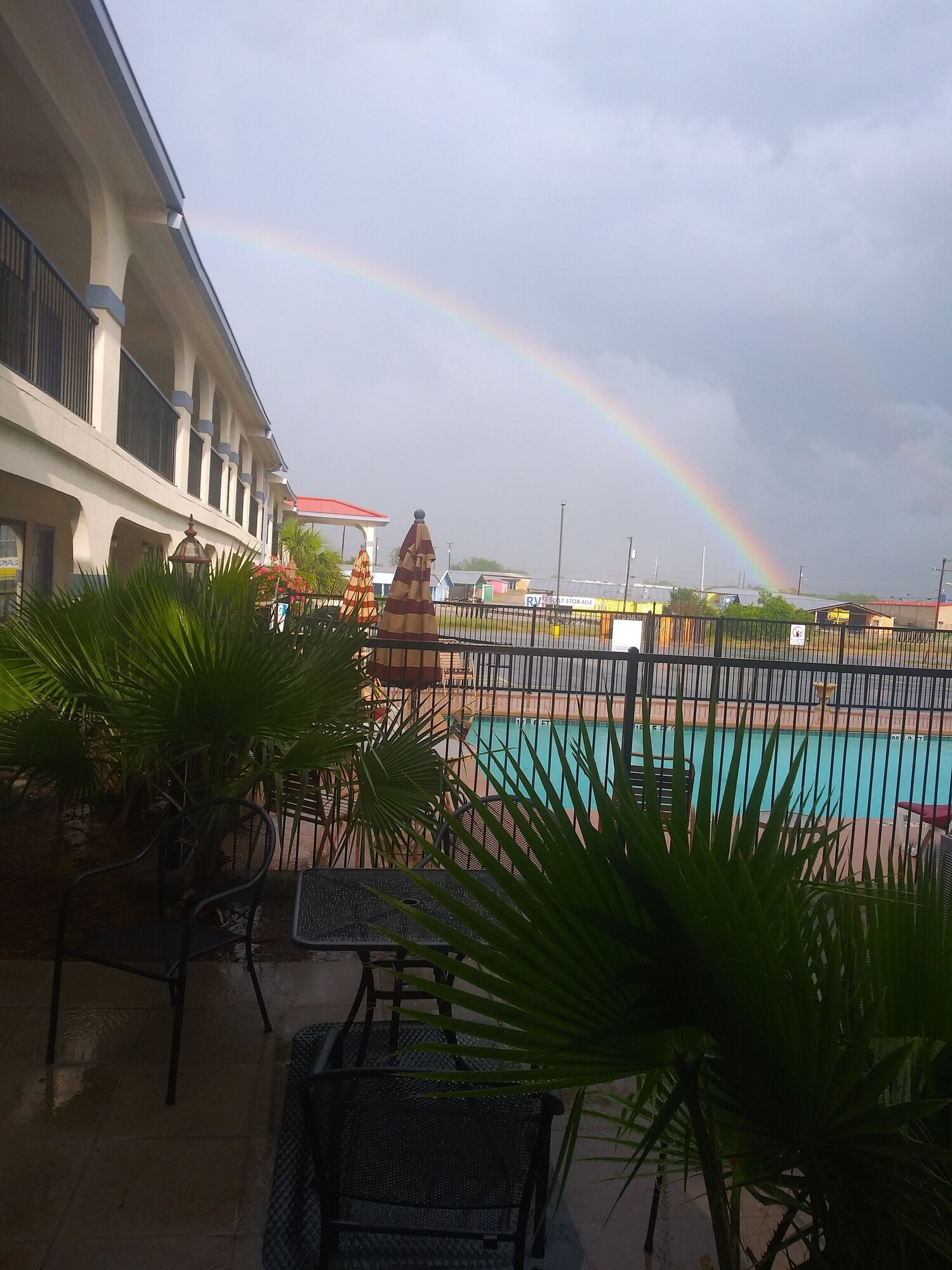 Days Inn & Suites by Wyndham Braunig Lake