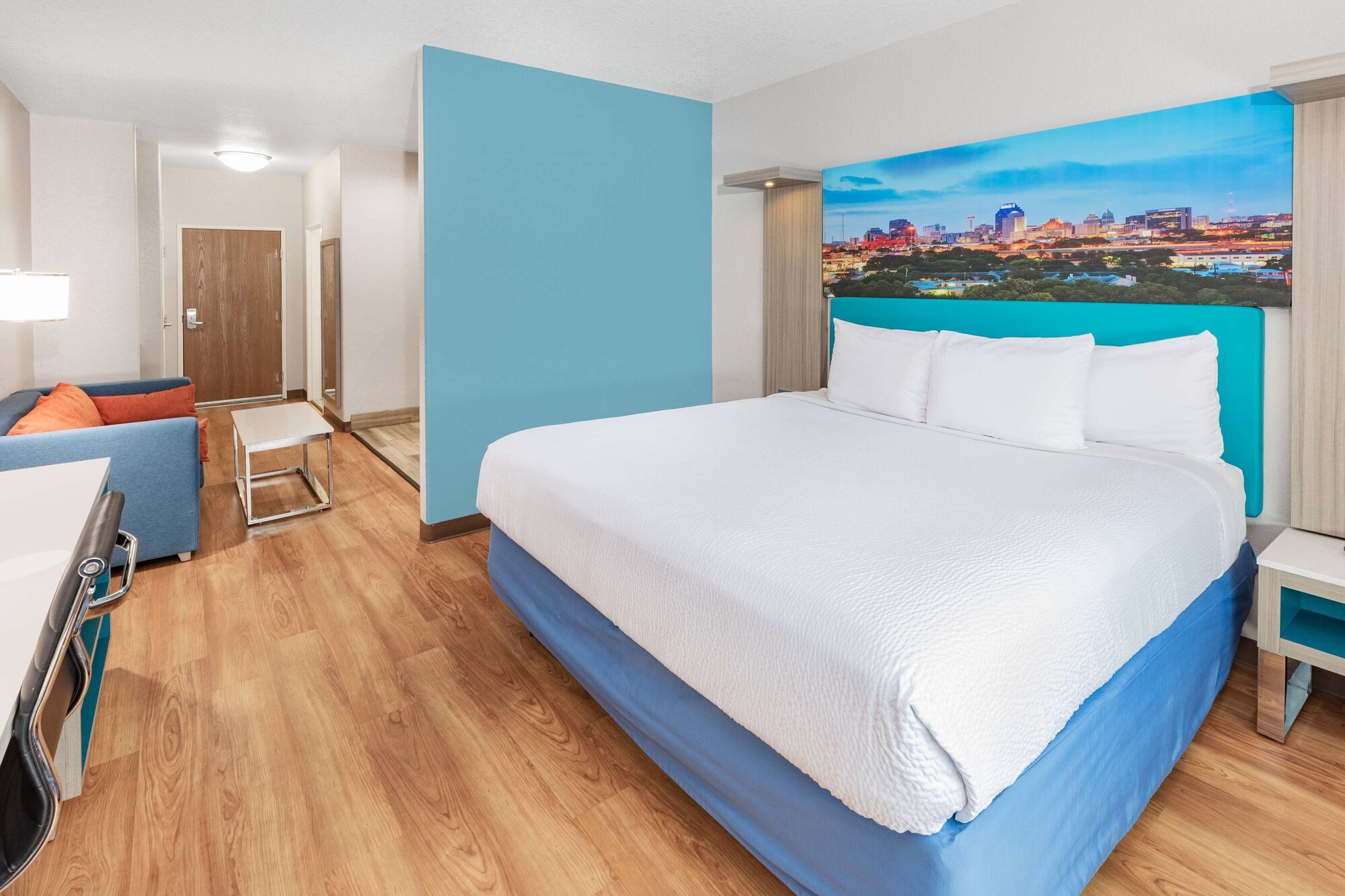 Days Inn & Suites by Wyndham San Antonio near Frost Bank Center