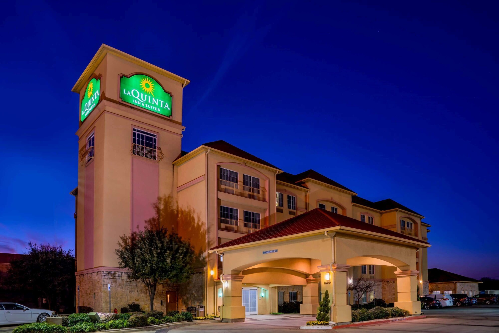 La Quinta Inn & Suites by Wyndham DFW Airport West - Bedford