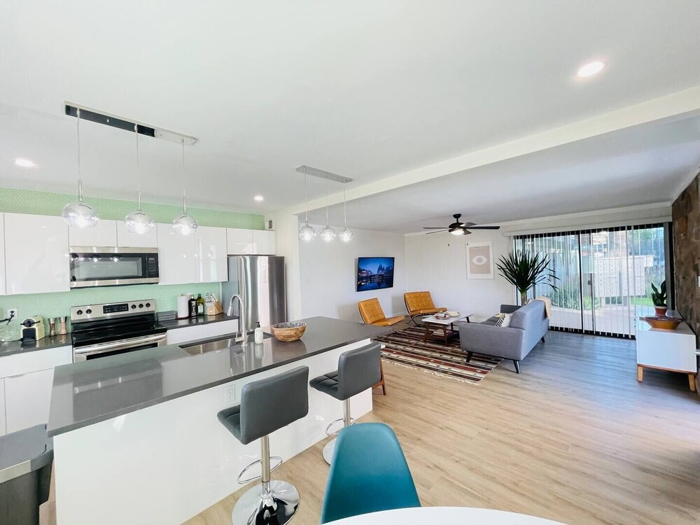 Walkable OTS Mid Century Condo-Pool